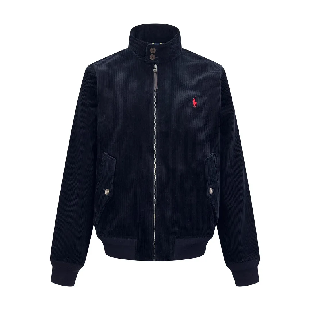 P550 Ralph Lauren embroidered corduroy jacket. Customized wide-ribbed corduroy fabric with clear texture and excellent texture. Comfortable and close to the skin. Elegantly presented with a touch of deep navy blue. Low-key and luxurious. Exquisite red pony logo embellishes it, igniting the overall vitality and passion. The stand-up collar design is simple and elegant. When the light fades, it shows subtle luster changes and is intertwined with the undulations of the wide ribs. The jacket is infused with a fresh soul and has extremely high matching flexibility. Process 1: Adopting imported machine embroidery technology and using advanced computer control systems and precision mechanical components to achieve the iconic pony embroidery operation with high precision and smooth and delicate lines. Process 2: Template machine bag opening. The preset template guides the position, shape and size of the bag opening. The accuracy ensures the quality of the bag opening effect. Process 3: Infrared positioning cutting machine uses infrared emitters and infrared receivers to achieve precise positioning of materials. The accuracy can reach the micron level, thereby meeting the effect of high-precision cutting of plaid alignment. Process 4: The fabrics have been carefully washed and have a better feel. Not easy to deform, not easy to shrink, not easy to fade, and maintain long-term beauty. Accessories: Customized 1:1 Ralph Lauren horn buckle, Customized 1:1 Ralph Lauren bronze puller, Customized 1:1 dark brown leather lanyard, Customized 1:1 Ralph Lauren trademark. Version: Loose version. Size: S M L XL